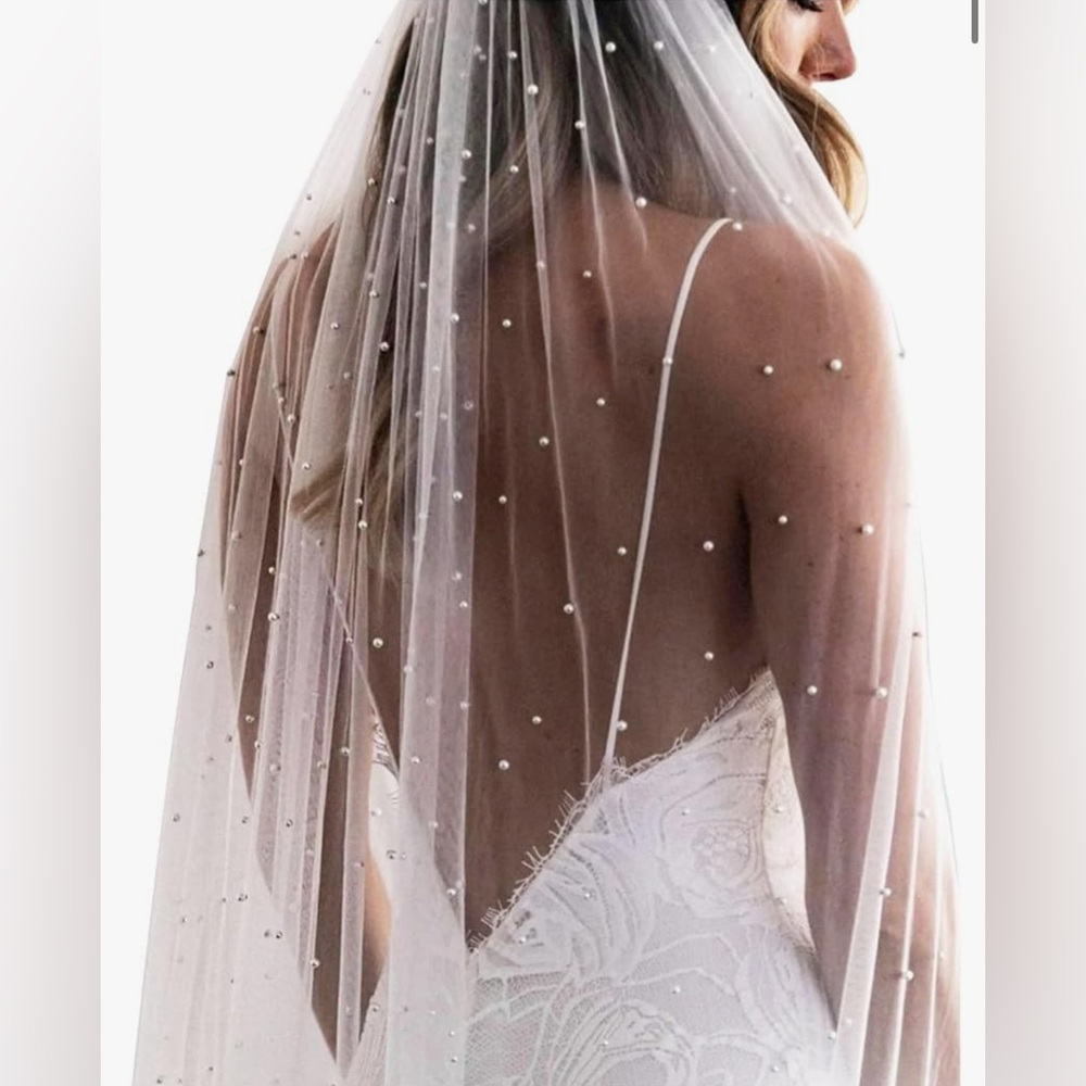 Fingertip length pearl veil